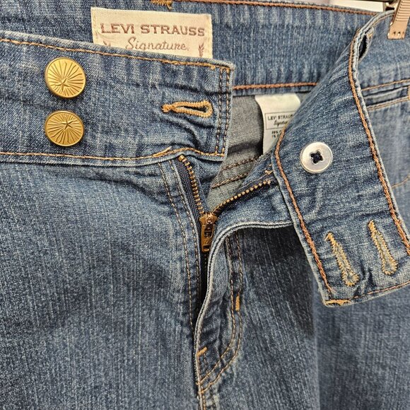 Levi Strauss Signature Womens Jean Short Bermuda 18 Misses Denim Walking Long - Picture 4 of 9